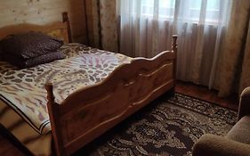 Хата у Карпатах